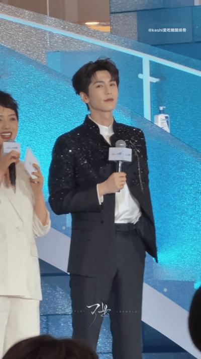 张凌赫又要在我手机里射几天箭了张凌赫歪头比射箭还猛 比射箭还猛的是歪头杀 