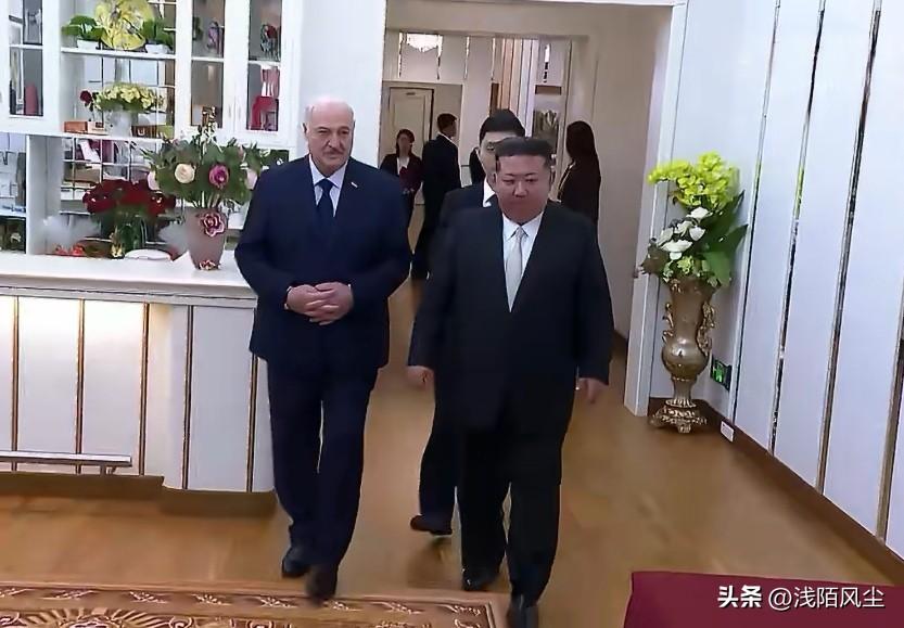 白俄罗斯总统卢卡申科访问朝鲜，领导人互赠礼物，卢卡申科赠送给金正恩一支突击步枪，