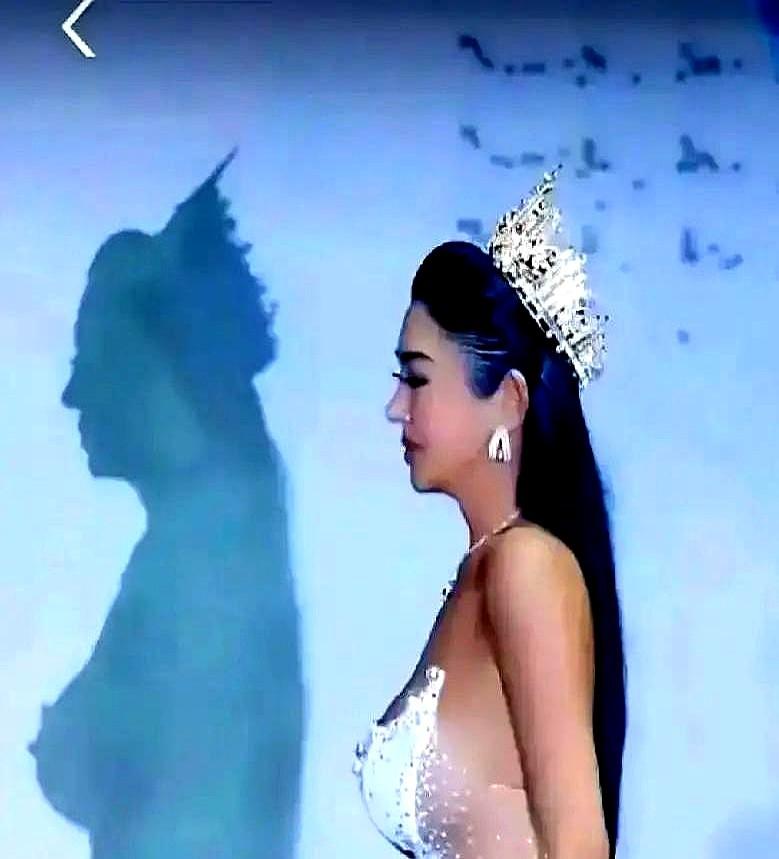 就因为3厘米的皮肤，刘雪冰在戛纳差点被“网暴”了。

一张红毯照，被网友用放大镜