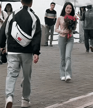 玫瑰香中手牵手
一见钟情定终身
待到来年春花开
喜迎贵子笑盈盈