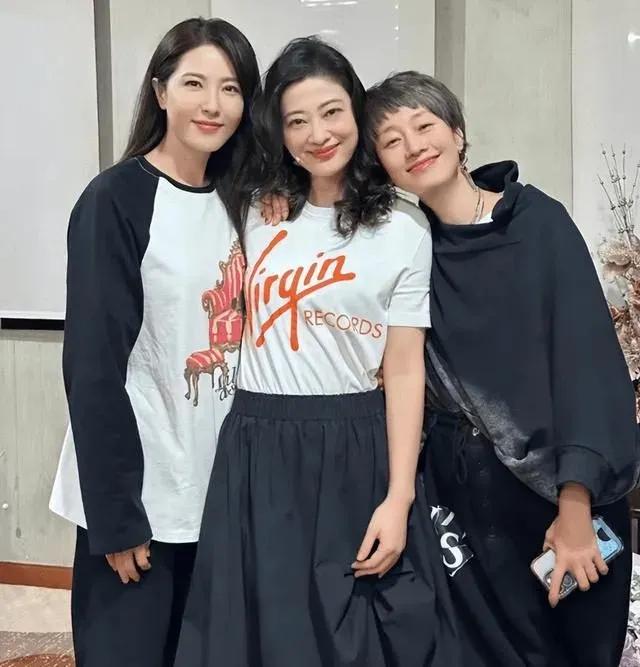 她们三个人，应该年龄差不多吧？

虽然她们的笑容都很美。只是，除了马伊琍外，曾黎