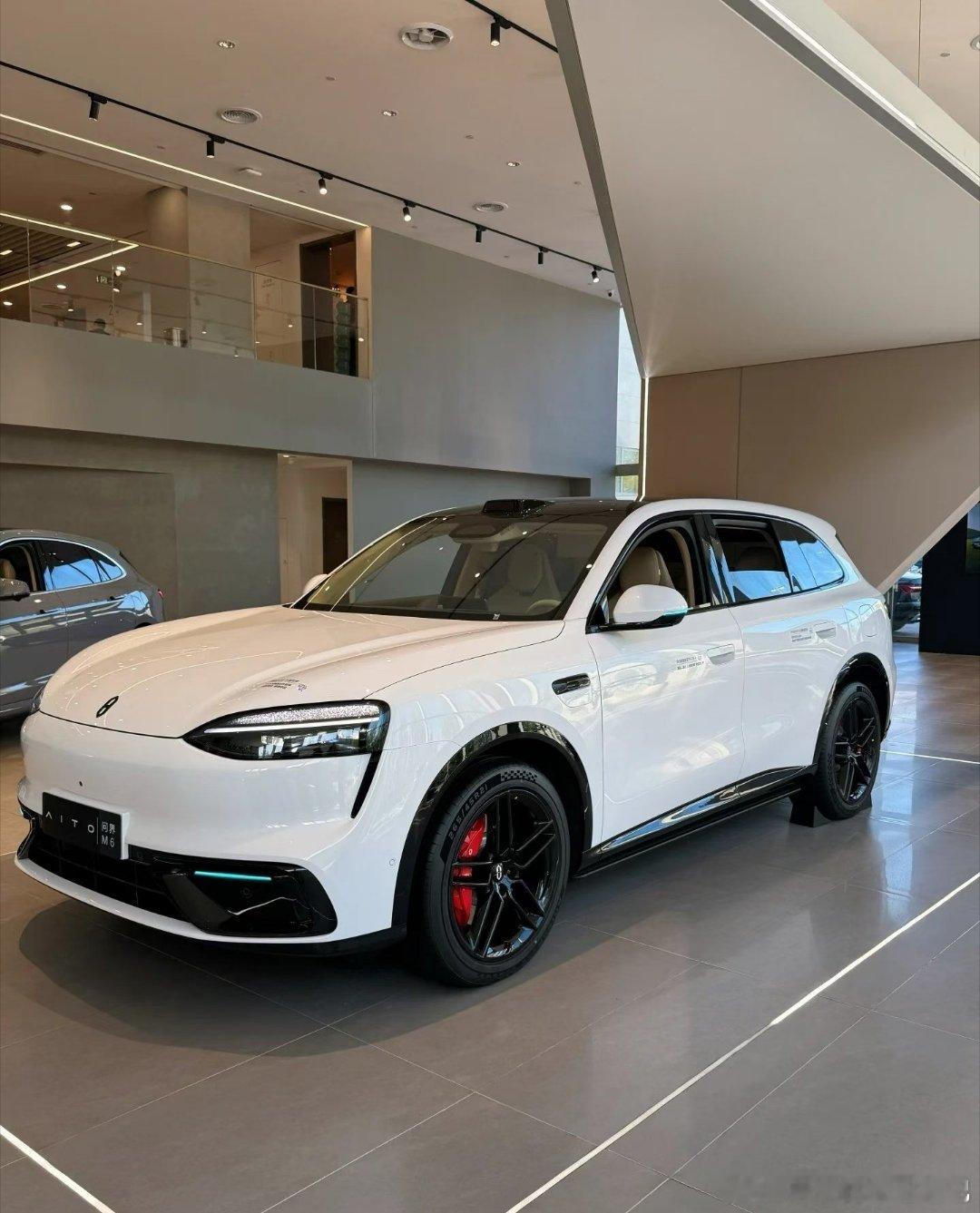 朋友圈销售都开始做问界M6的试驾了，试驾多一点，转化率就会高一点问界m6