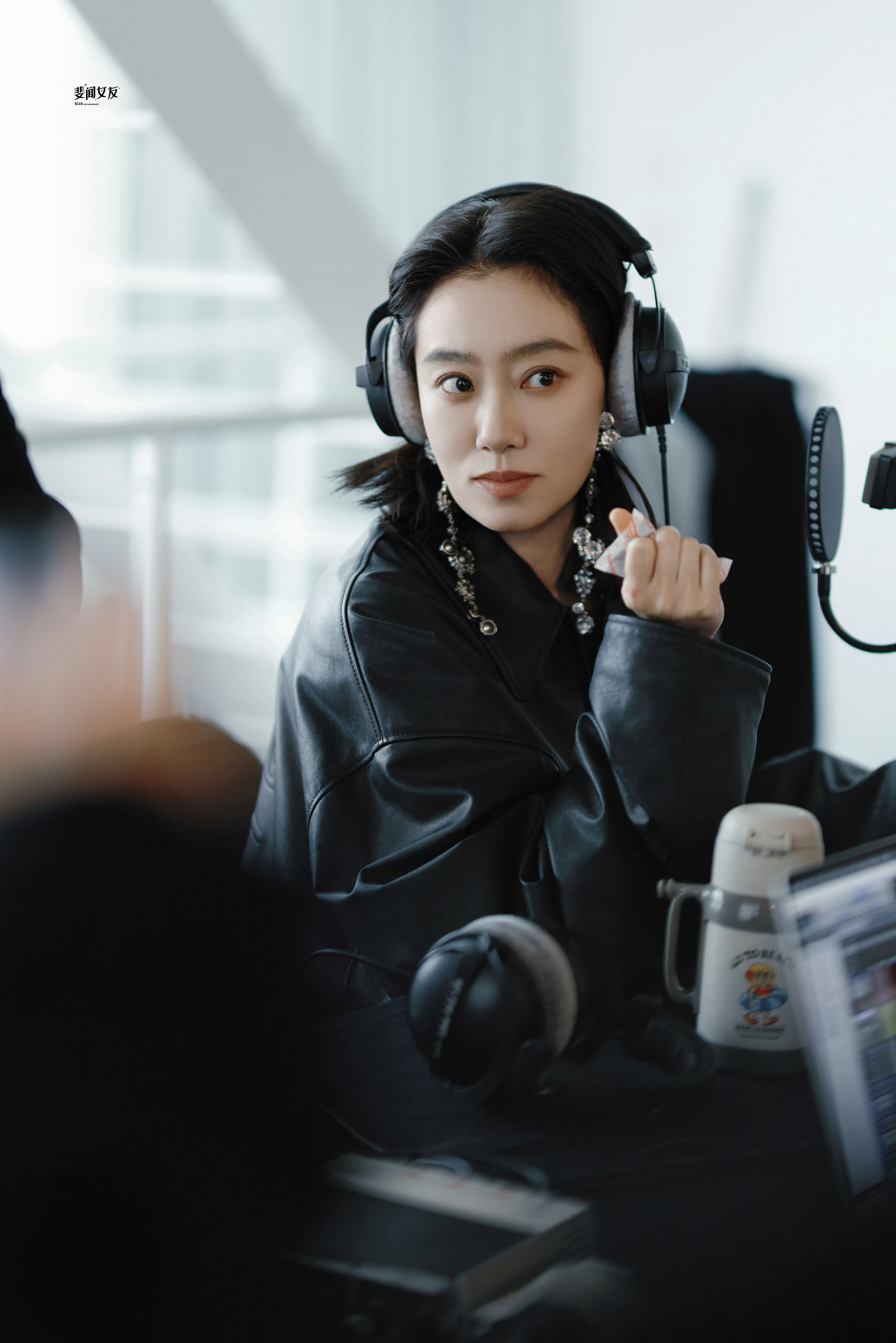 张小斐天坛奖评委首亮相谁能懂张小斐这次的穿搭造型🥹灰色西装套装内搭针织衫跟大波