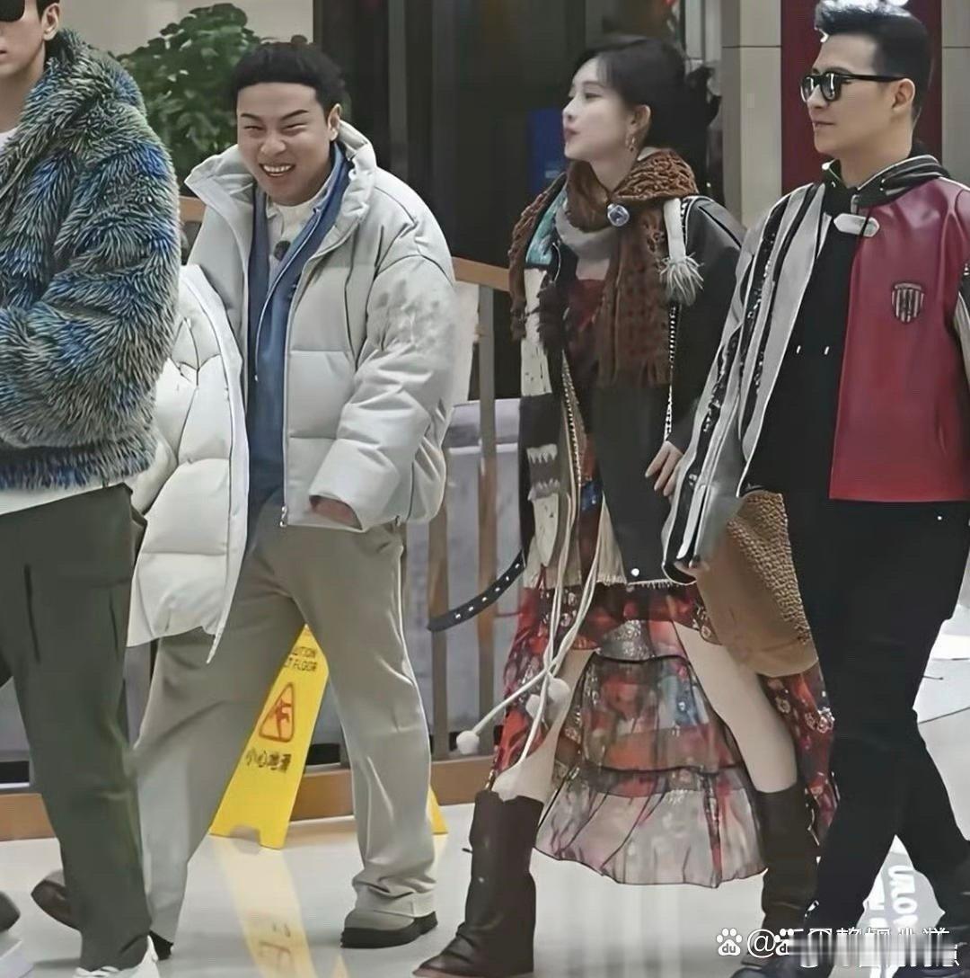 汪峰的时髦感也太出圈了！格调在线气场全开，时髦程度真的没谁能比！ 