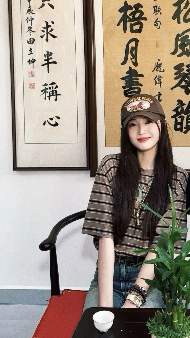 吴宣仪.就宣仪式感 刷到了一组合影吴选，是上个月25那天的