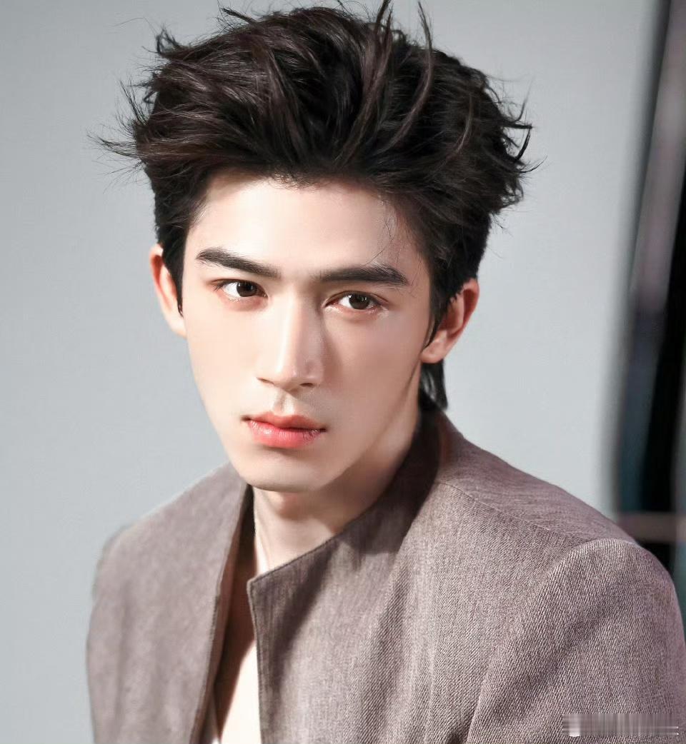 刘大锤曝王星越谈的对象超5个刘大锤直播间爆料王星越情史，称其谈过的对象不少于5个