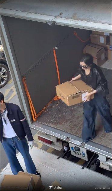 张予曦不语只一味干活张予曦毕雯珺干活搭子张予曦毕雯珺一趟趟往返，哈哈哈哈干活搭子