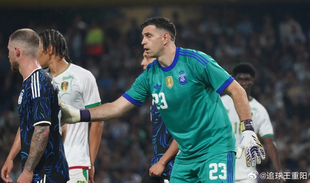 一场胜利，多重警示阿根廷2-1战胜毛里塔尼亚，比分看似轻松，过程却远非如此。这场