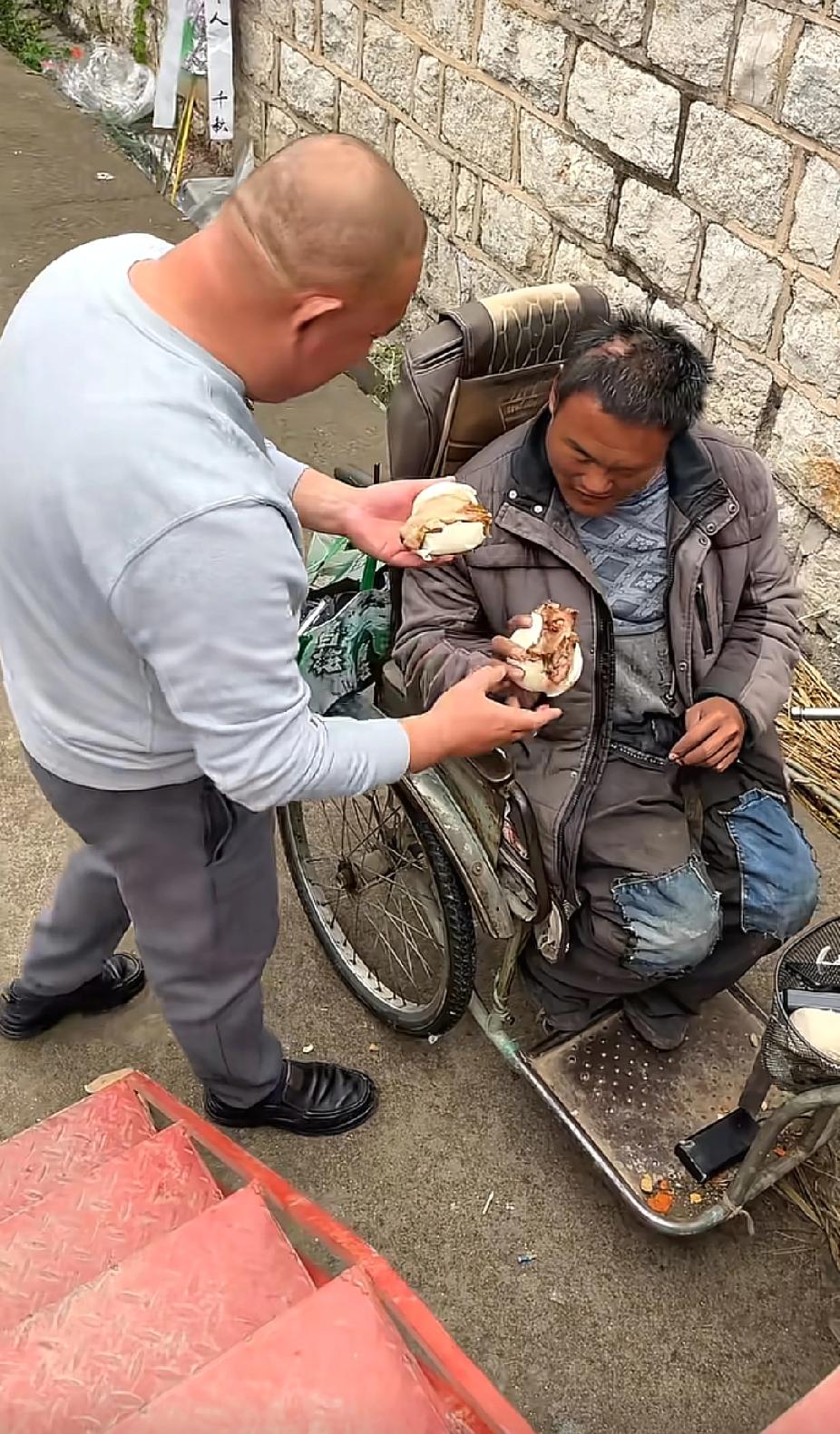 男子在众人面前，连连夹起两大块肉夹进馒头中，众人还眼神怪怪的，可男子转身的一个举