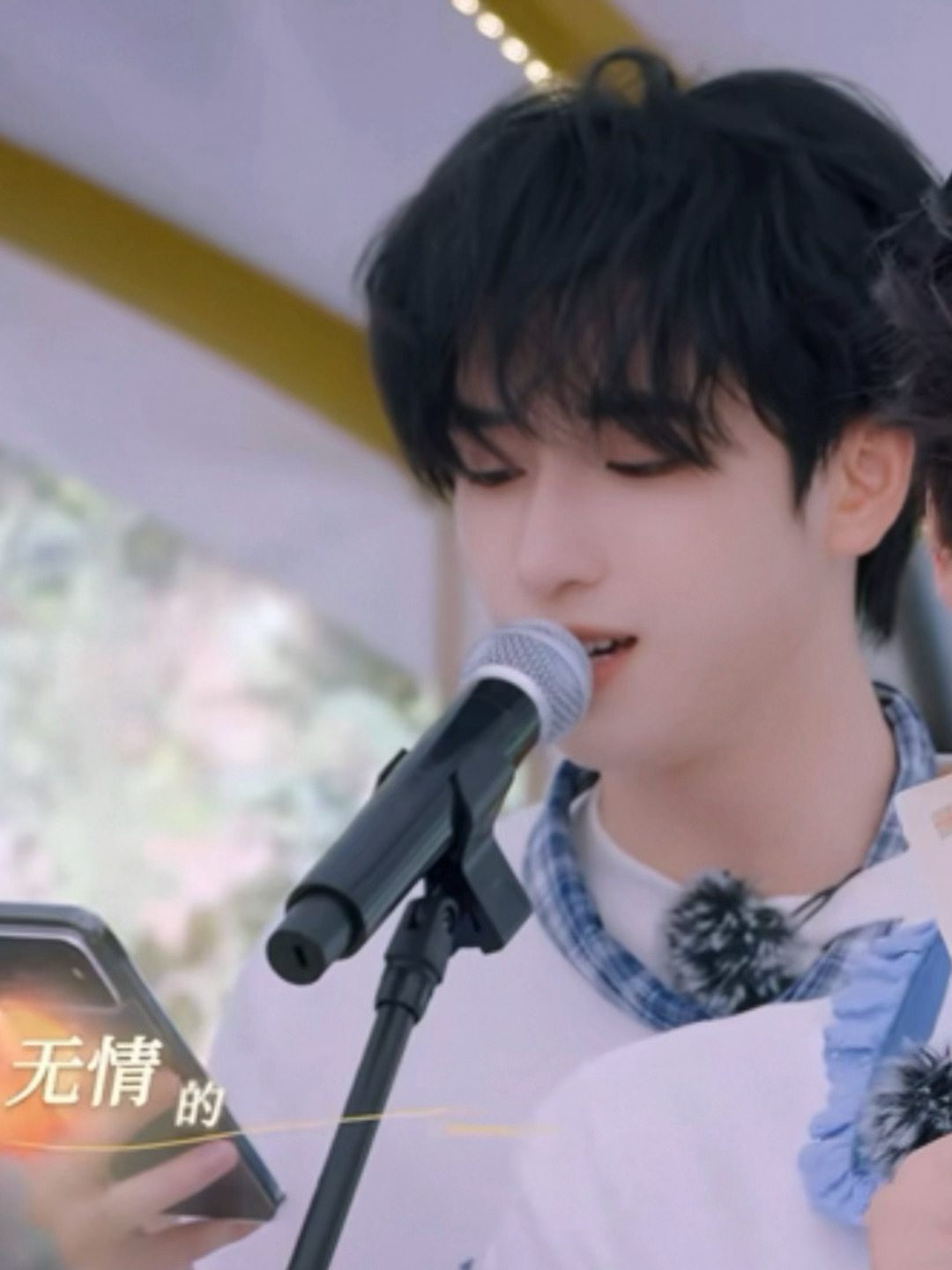 严浩翔简直太萌……合唱的时候要抓着话筒还要把一只手背在身后唱到动情了还要捂着胸口