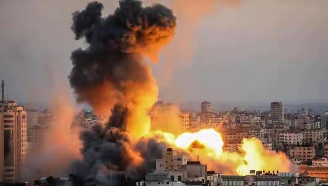 特朗普的烟雾弹终于露馅了！嘴上说打哈尔克岛，手上炸的是格什姆岛；嘴上喊两三周收兵