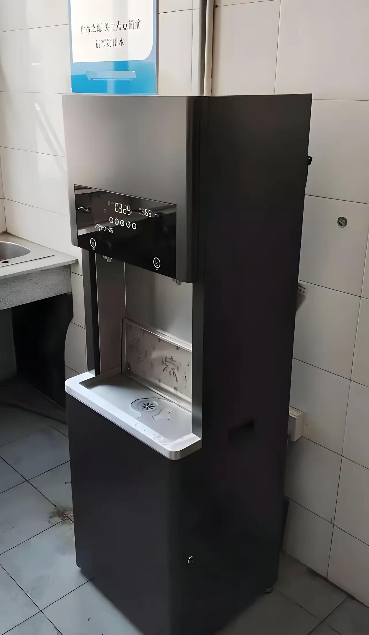 厂里新来一个00后，来了一个月，我都没琢磨透他是个啥路数?饮水机的白开水一口不碰