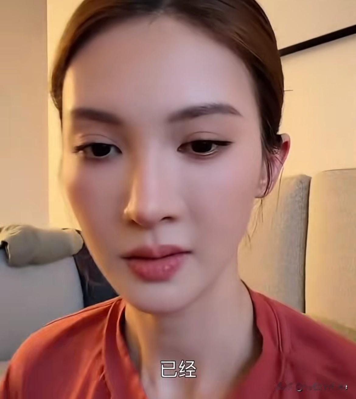 12月8日，金晨谈自己被黑上热搜，满脸无可奈何又不解，一边说面对被黑内心波澜不惊