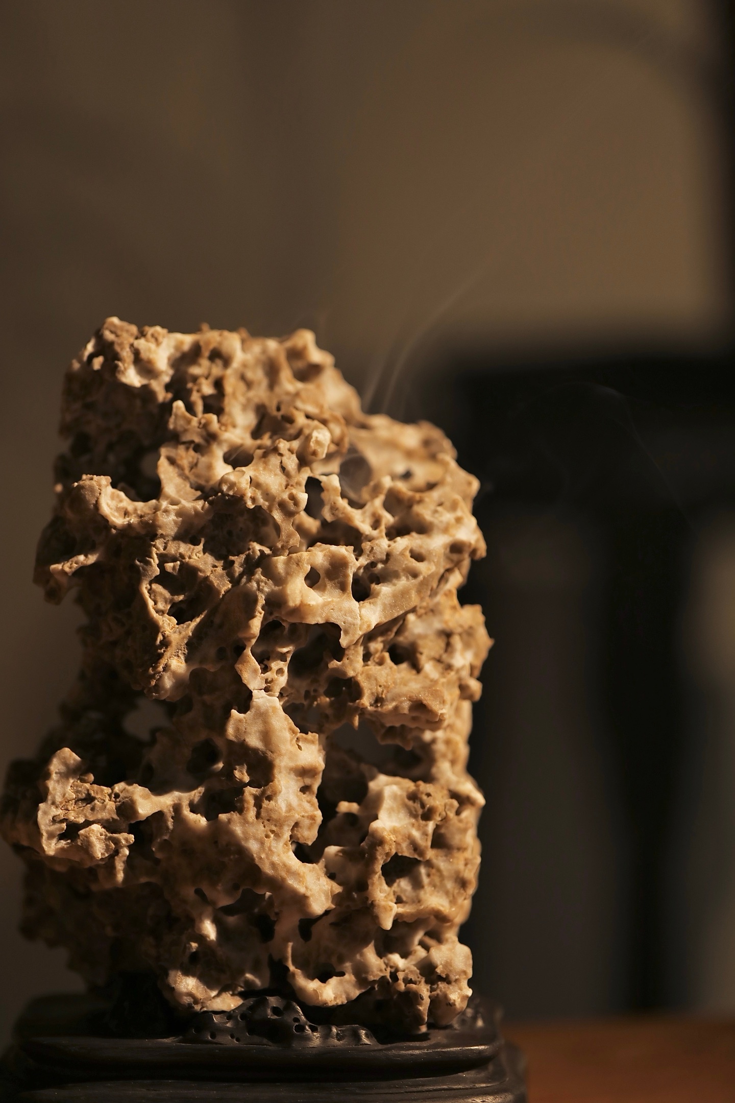 玲珑石 | 香炉以天然玲珑石为材，取其天然孔洞、嶙峋之姿，整器仿山形雕琢而成，石