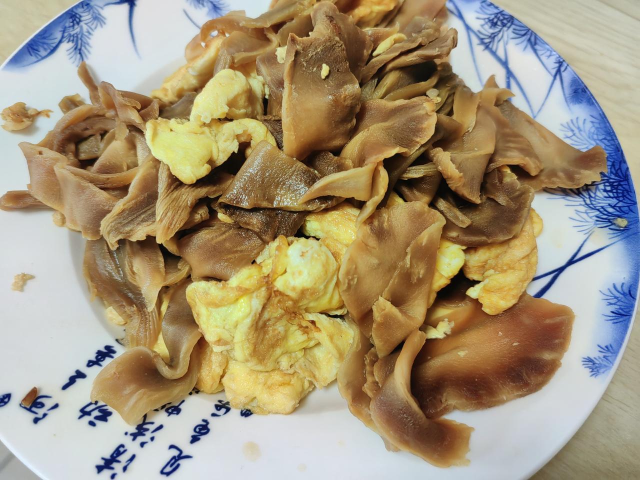 父女俩的午餐。
​江南传统莴笋干炒鸡蛋（莴笋干都是好几年的了），用猪油炒了，女儿