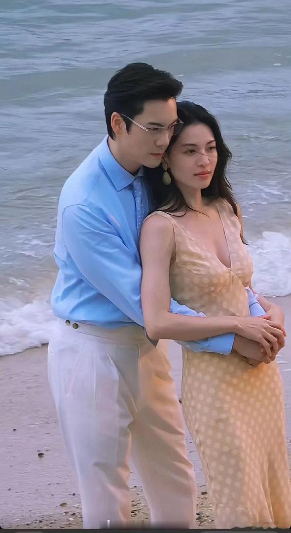 演员就是个高危职业呀！哪个男的经得起这样的诱惑！时间久了真怕擦出爱的小火花来！ 
