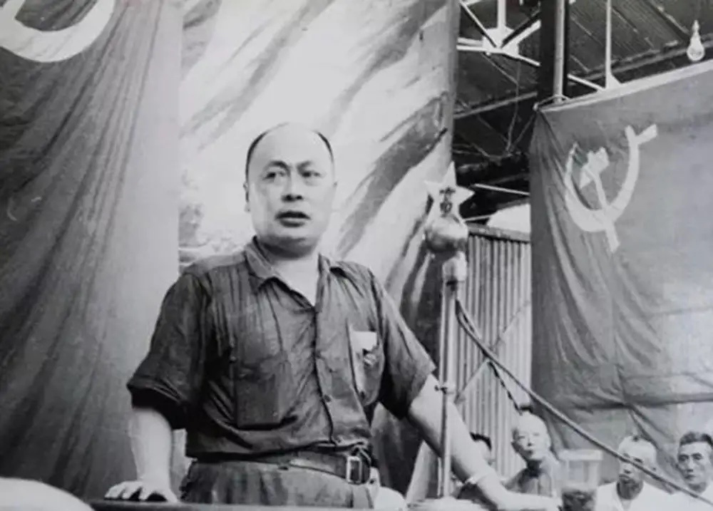 1949年3月，淮海战役结束不久，中央在西柏坡召开大会，讨论了我军渡江后接管大城