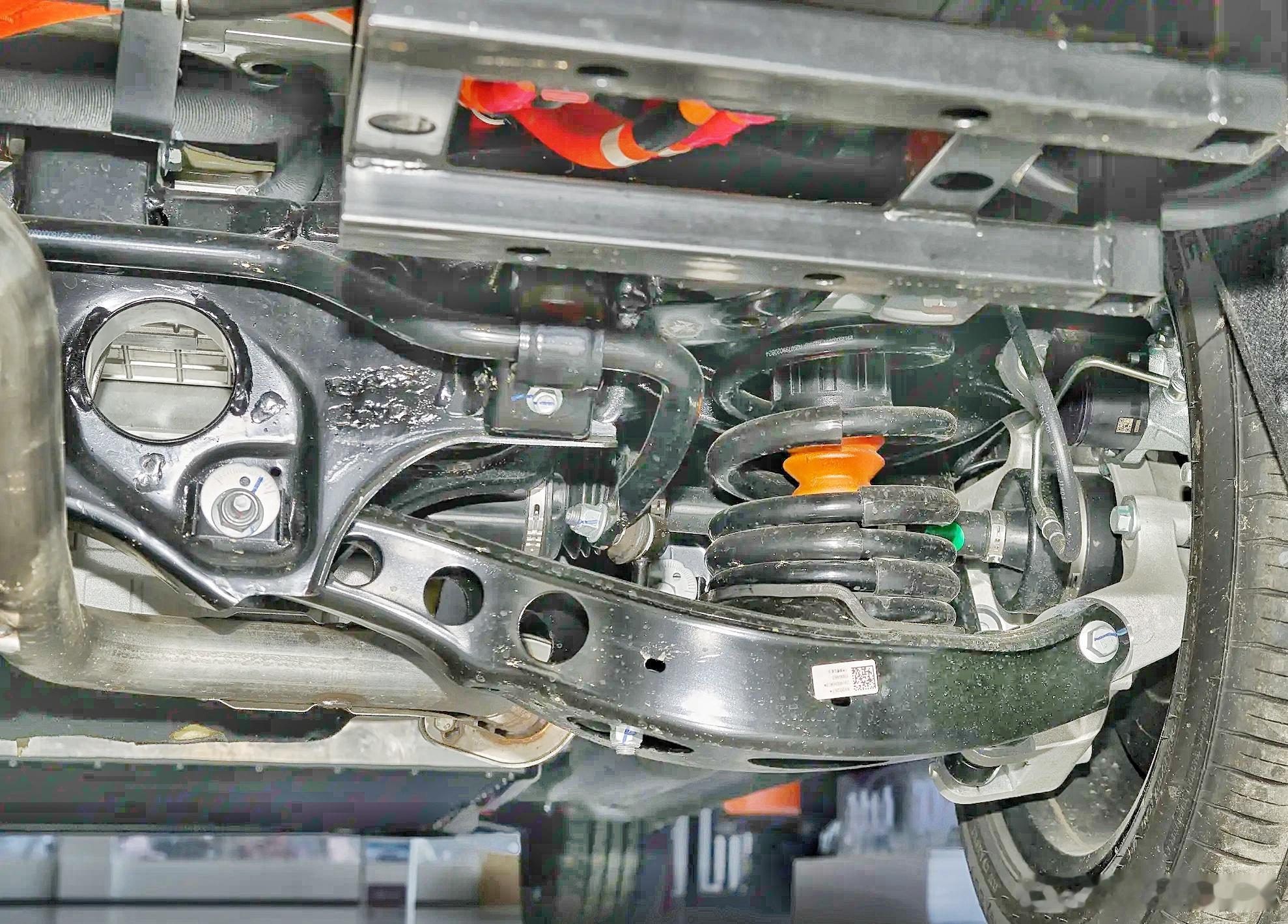 锐胜M8混动版。。。看起来真是个后驱control blade。。。纯油版也是这