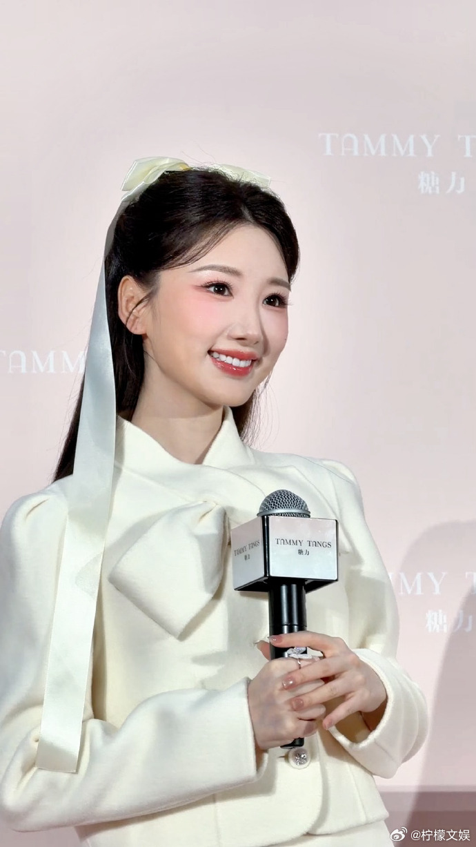 毛晓彤豪门千金感毛晓彤蝴蝶结发带 毛晓彤蝴蝶结发带搭配了纯白色的套装，真的是好美