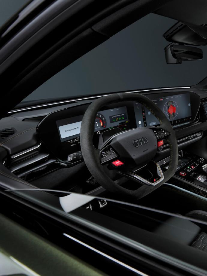 奥迪首款高性能插电混动车型正式亮相，运动化造型设计极具诱惑力。 