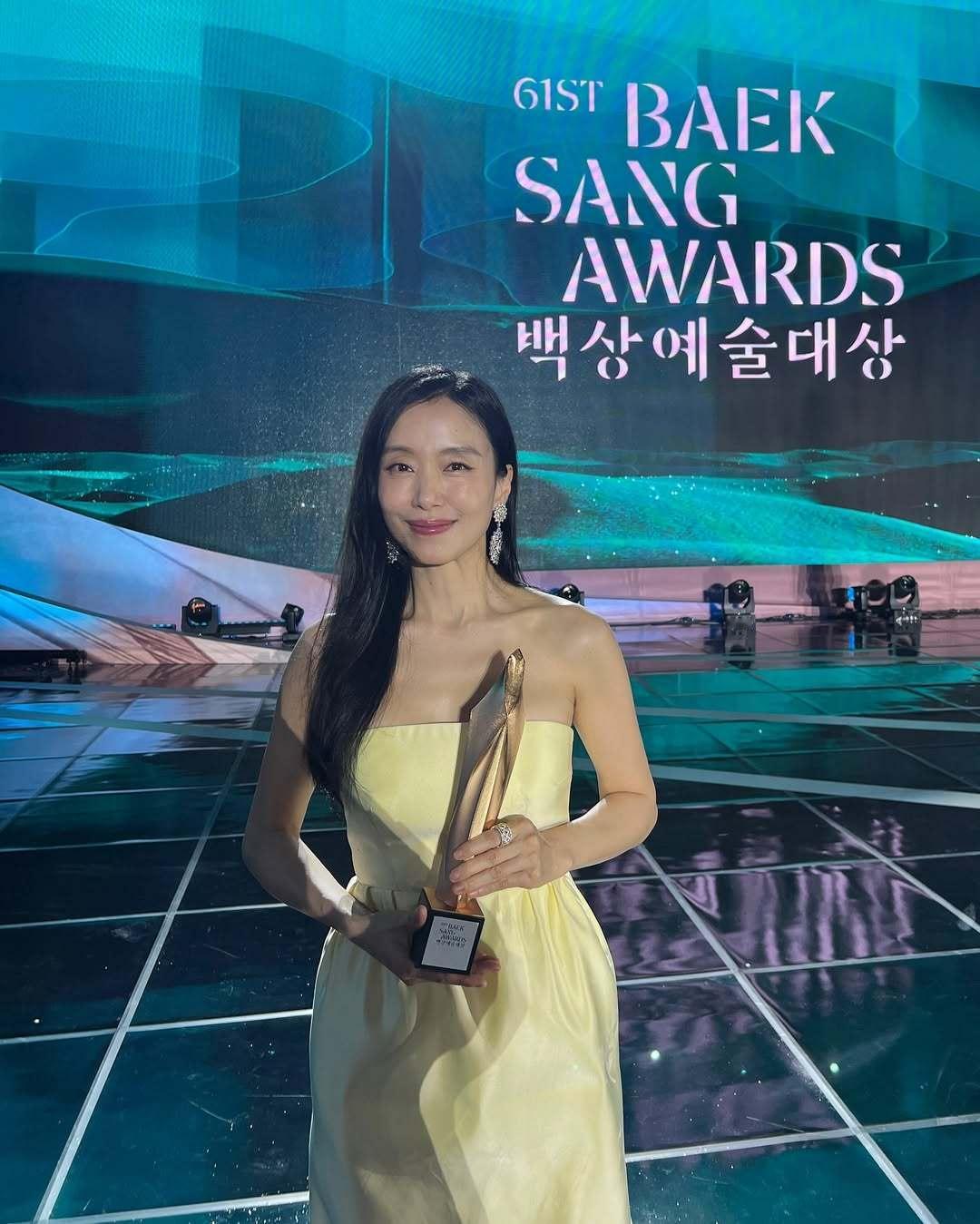 PRADA 2025春夏系列主推之一的这条裙子在无数个场合出现，最意想不到的是全