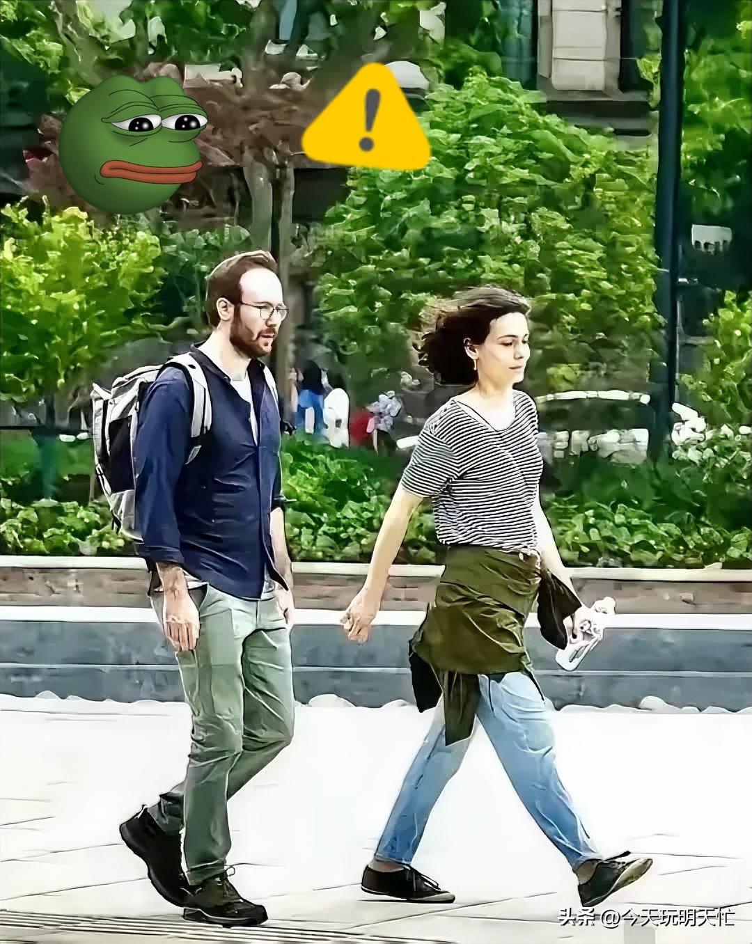 成都宽窄巷子这出戏，看得人真想乐。两个老外吃完饭，抹嘴就要溜，被店主拦住，那演技