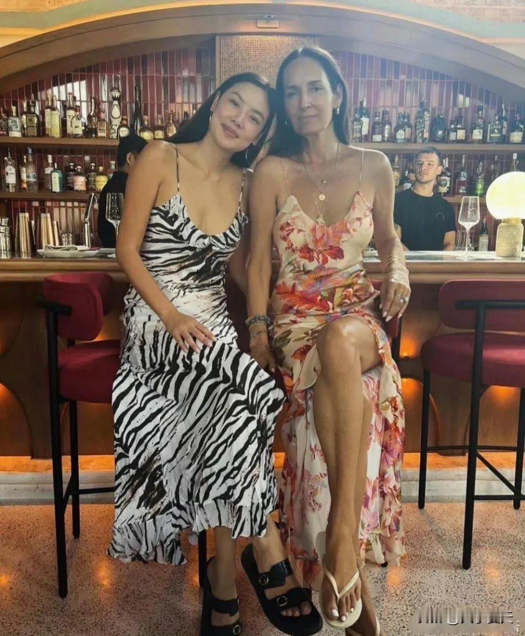 黎明前妻乐基儿在巴厘岛，和朋友一起到酒吧喝酒，她的身材太健康了，不胖不瘦，风情万