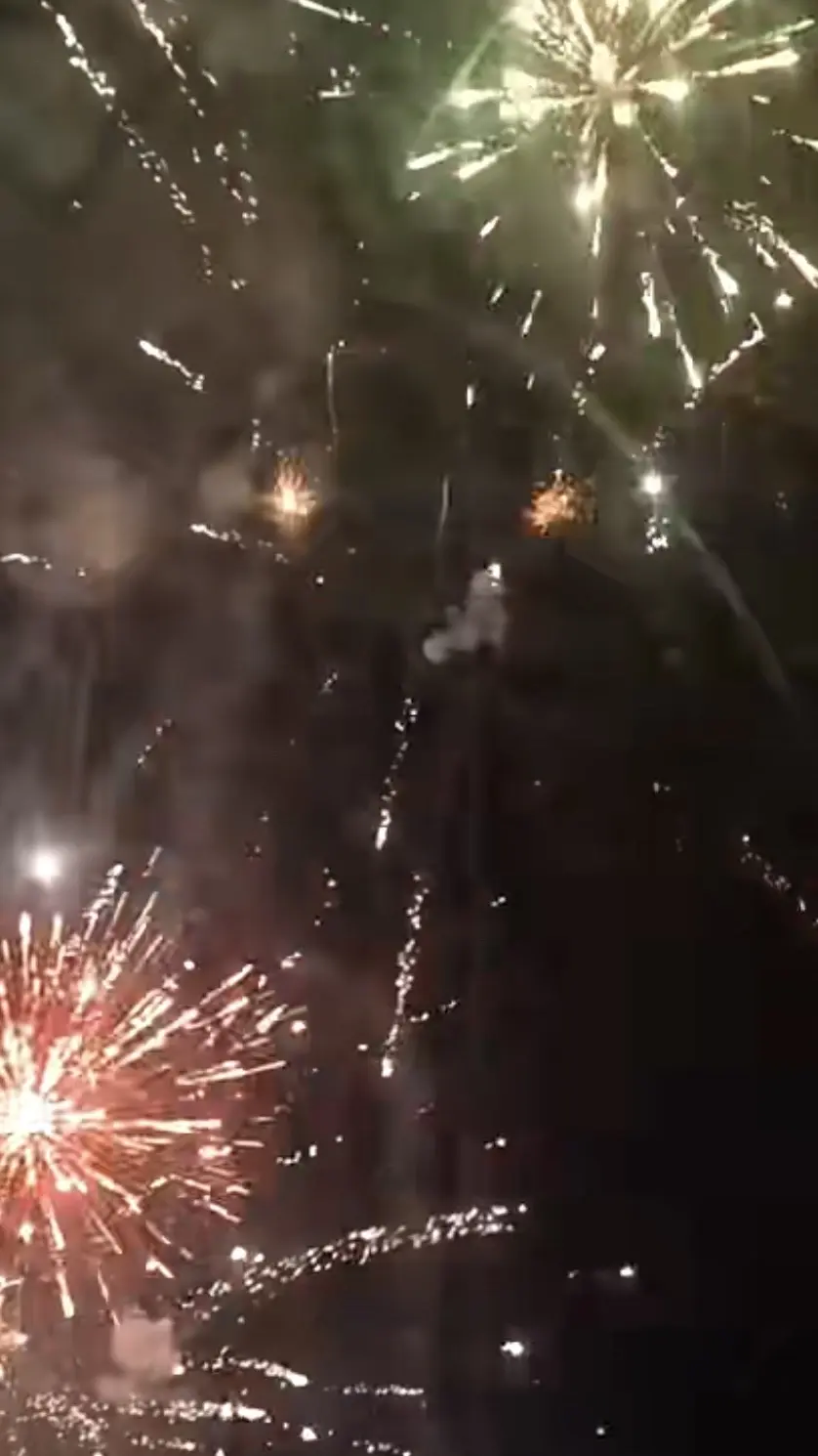 “爱别人要适可而止，               爱自己要尽心尽力.”