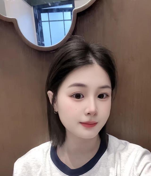刷到个阳山90后妹子自我介绍，太真实了。身高不到一米八，体重105，身材挺好。结