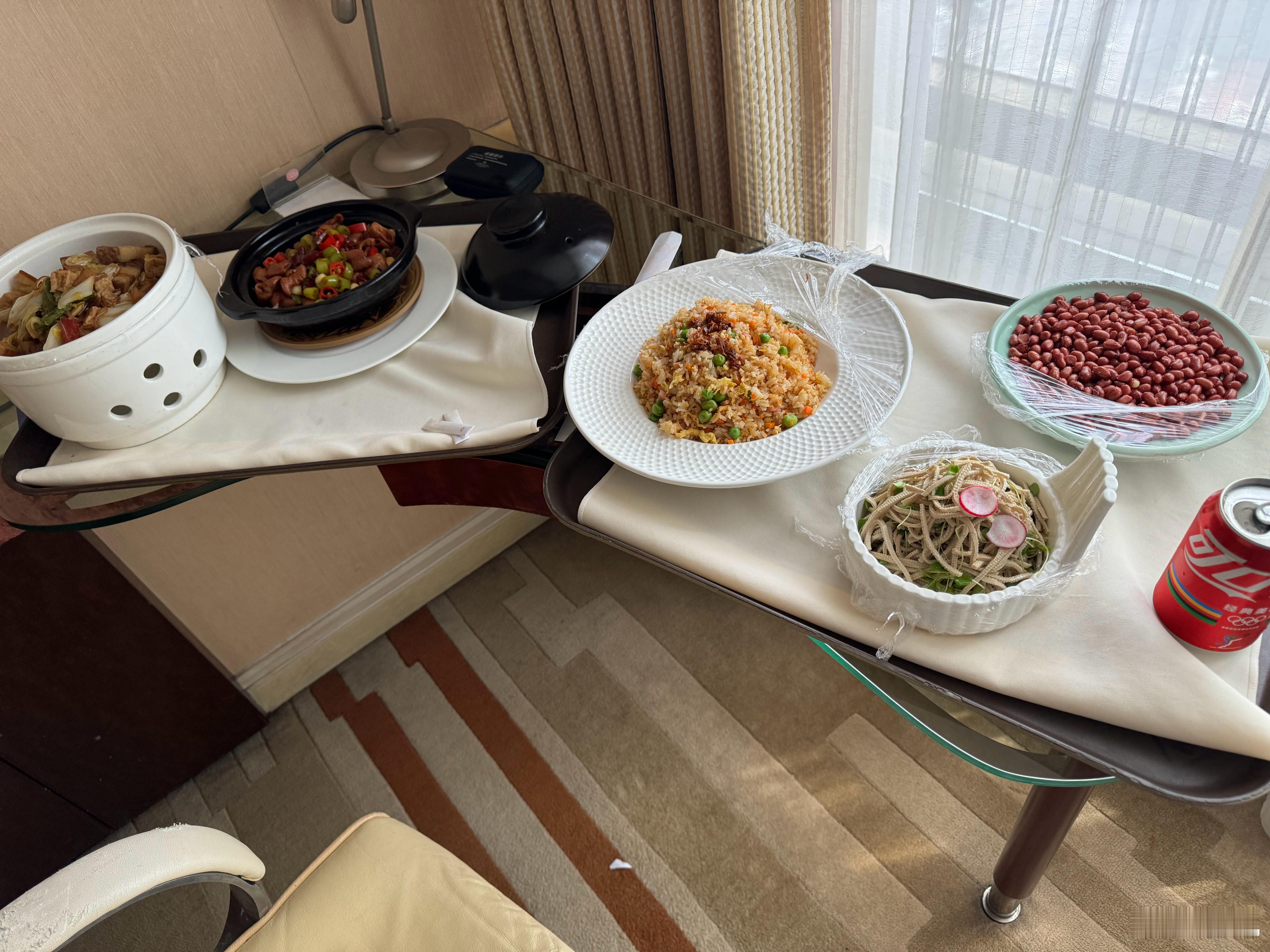 一个人的午餐，保定大炖菜，干锅肥肠，花生米，豆腐丝。 ​​​