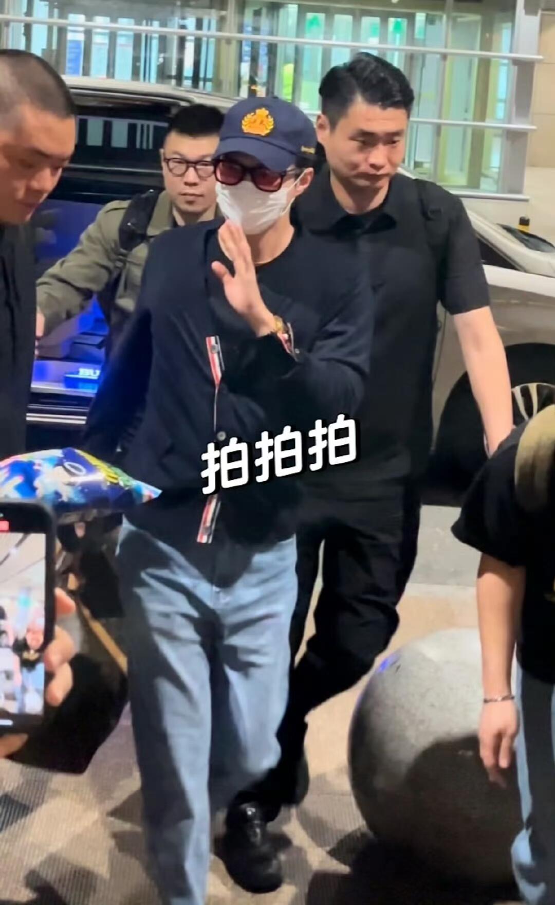吴世勋婉拒浪味仙哈哈哈好逗！到底是谁给世勋递的浪味仙😂 ​​​