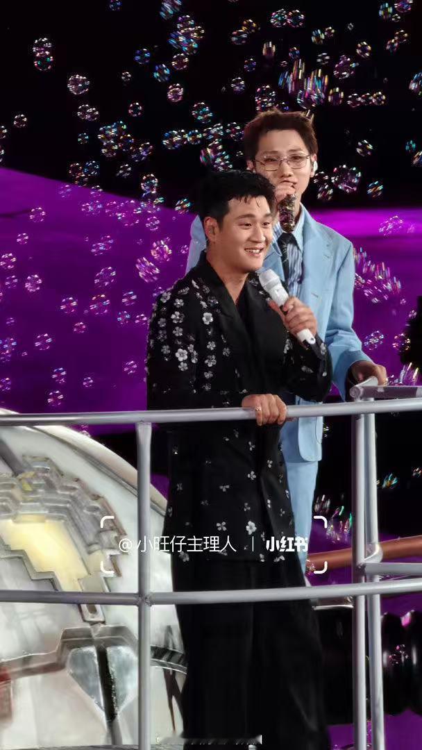 汪苏泷周兴哲错位图吓我一跳汪苏泷演唱会神错位图出圈，摄影界阎王闪亮登场，第一眼差