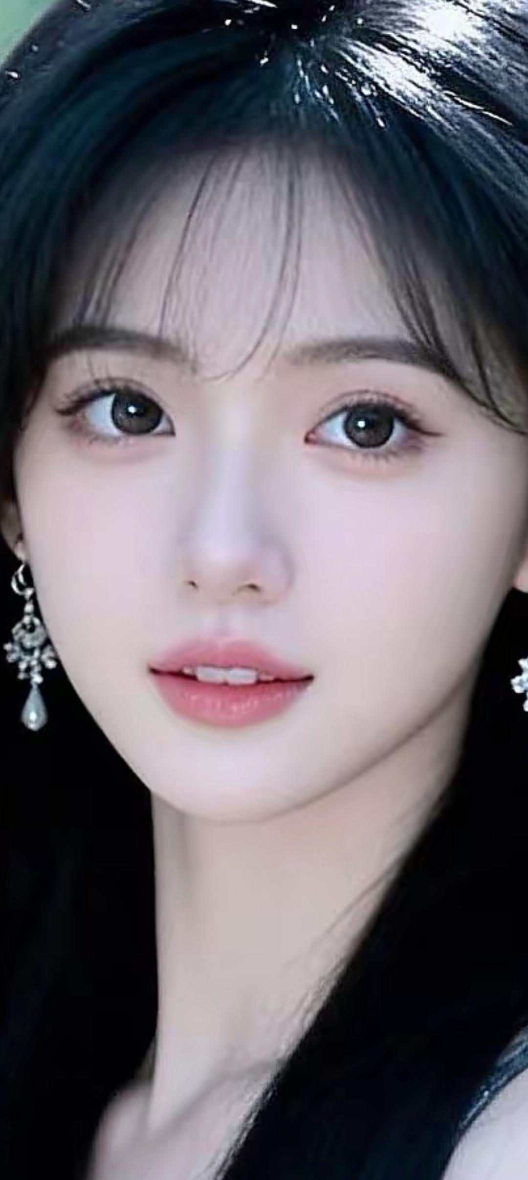 温柔甜美的少女，黑发如瀑，宛如画中仙子。