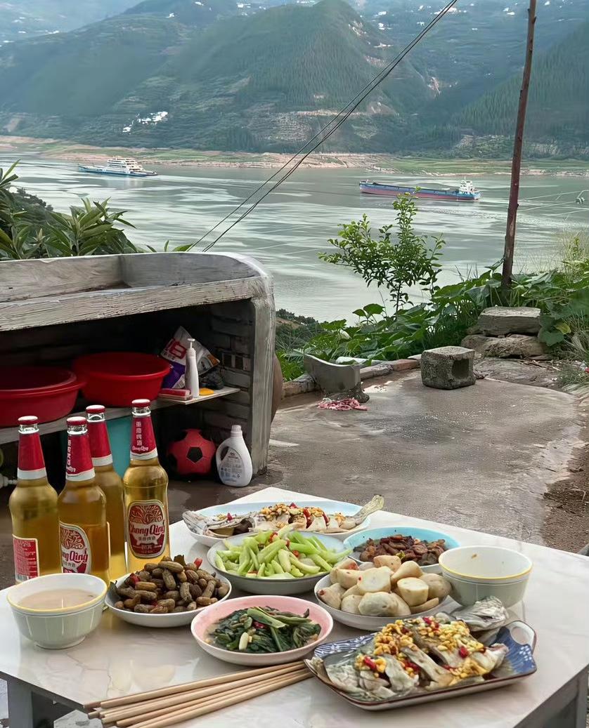 网友，坐院子里能看长江三峡。这种宅基地在农村算什么水平？