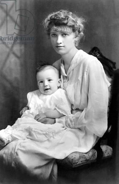 【来自投稿】各个时期的格里高利·派克与母亲伯尼斯的合影。 