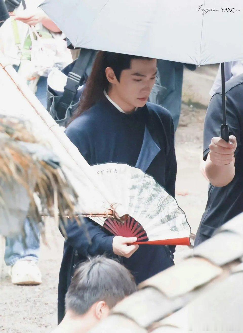 杨洋这个造型没有刘海，全部都梳上去真的很有少年气息，不过换个人可能不行，因为比较