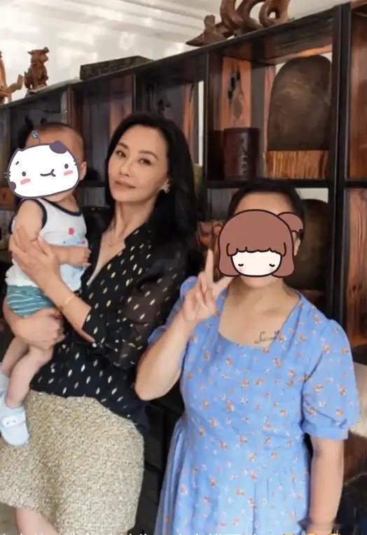 马雅舒在湖北武汉的一个小山村拍戏被偶遇到，作为两个孩子的妈妈，马雅舒见到小孩十分