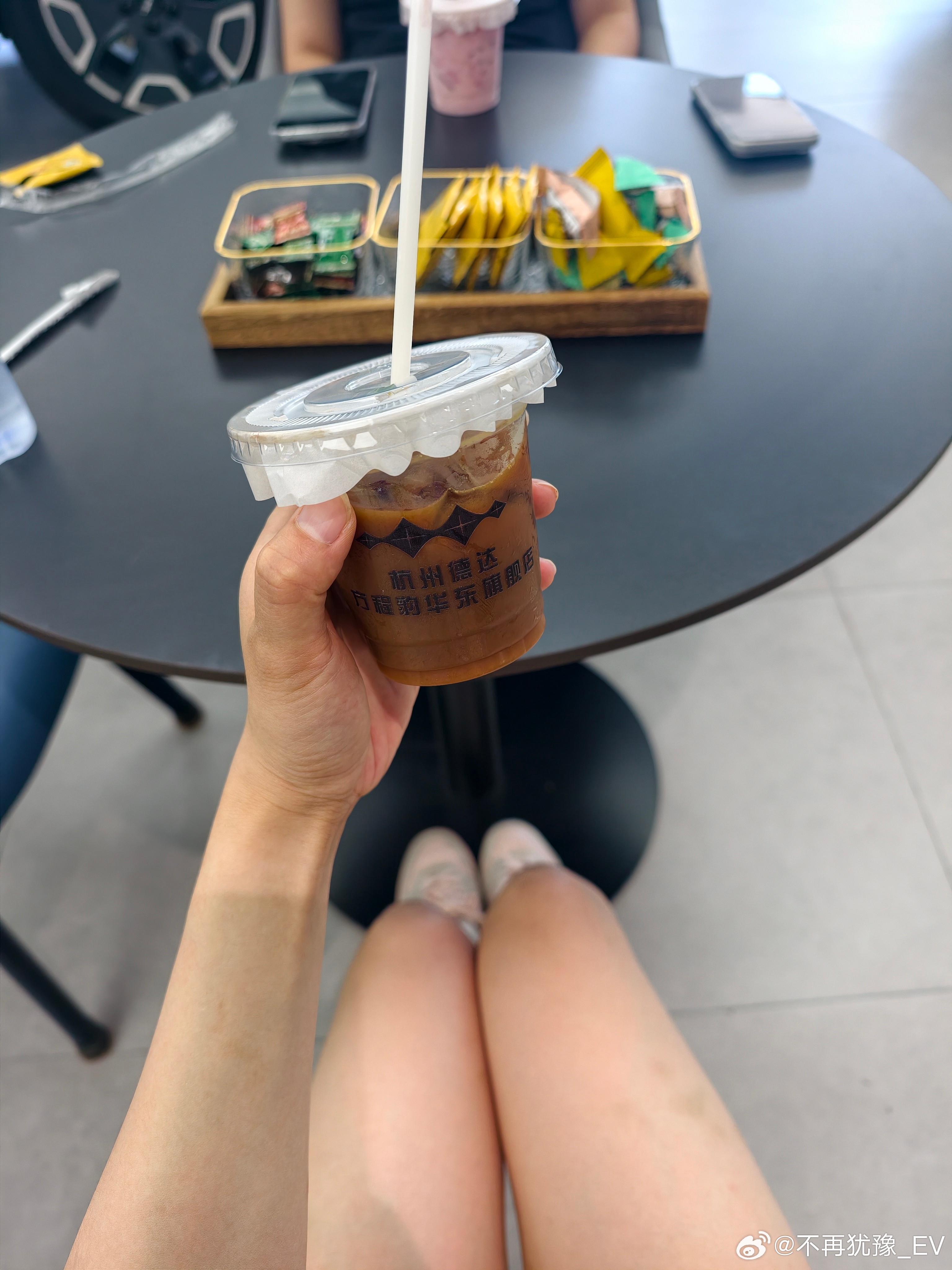 真的被方程豹门店的服务暖到了，刚进门就贴心送上饮品和小食✨ 