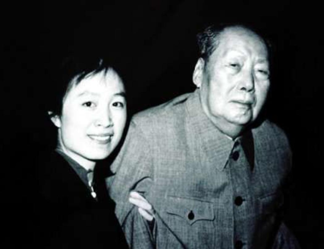 1976年，毛主席病逝的前一天面色灰黄，身体虚弱，贴身护士护士瞬间湿润了眼角。