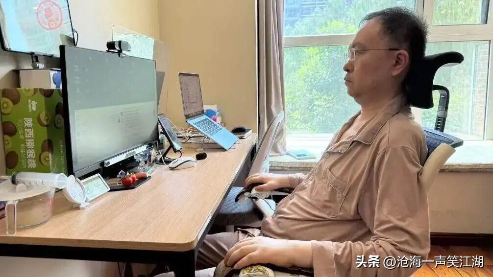 我就奇了怪了，
为什么网上总有那么多人“喷”蔡磊的，
甚至还有人骂他说“为自救到