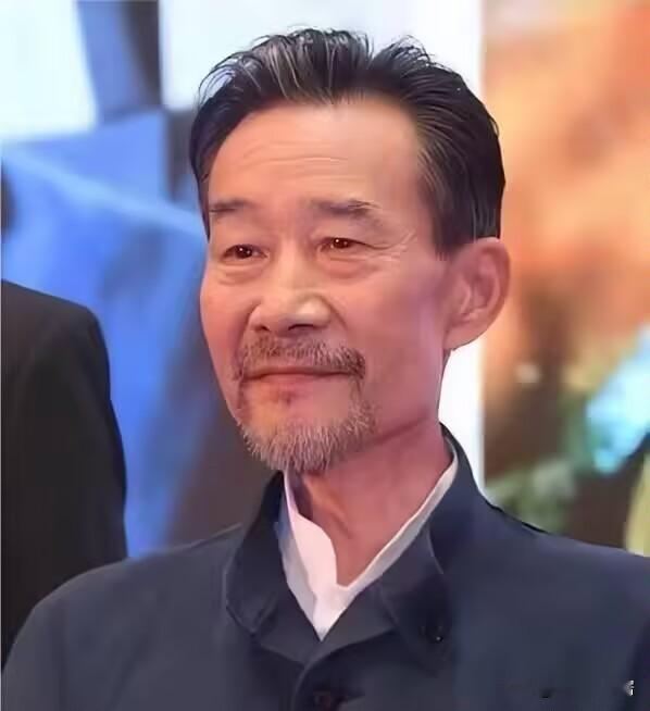 李雪健已经听不见了。

妻子于海丹在采访中透露，72岁的他双耳彻底失聪，日常交流