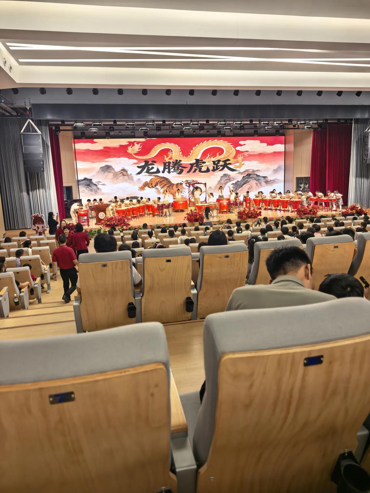 纬五路一小入学典礼开始了，鼓掌鼓掌👏👏👏，第一个节目传统的鼓曲表演。

鼓
