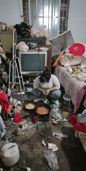 这样的家庭是谁的错呢？
究竟是穷才懒，
还是懒了后才穷呢？家庭