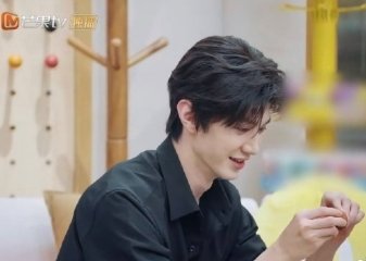 陈哲远给李沁剥喂荔枝陈哲远在《我们的宿舍》给李沁剥喂荔枝，哲远剥荔枝的小动作好体