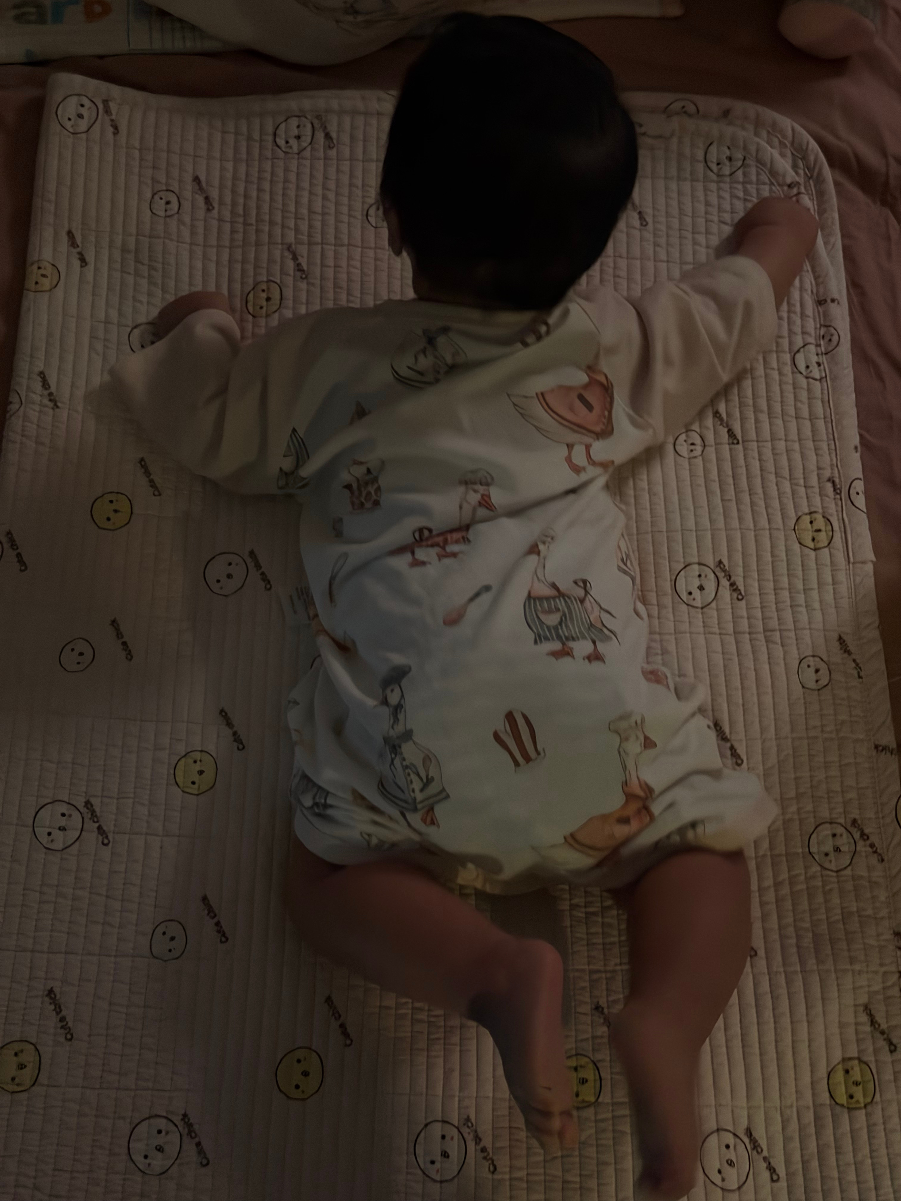 小牙这几天学会自己翻身之后，仿佛打开了新世界的大门。无时无刻都想翻过身来趴着，连