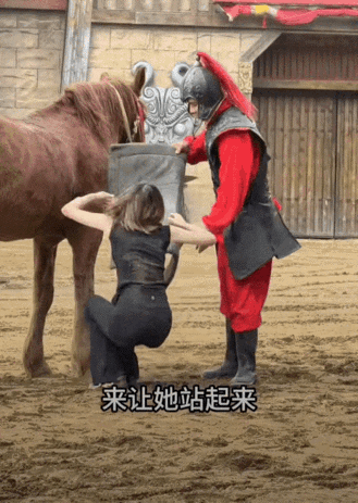 全程高能反差！河南一景区，女子体验骑马，很多人骑马都是小心翼翼扶着马鞍，稳稳当当