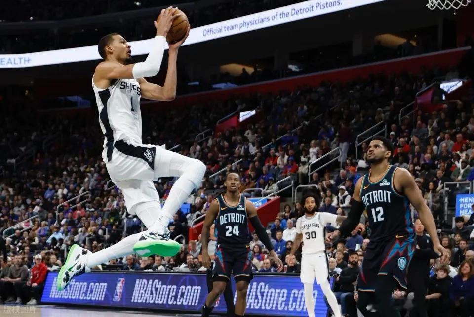 文班亚马21+17+4+6炸裂防守能够力压上面这么些球星当选今日最佳球员的人，一