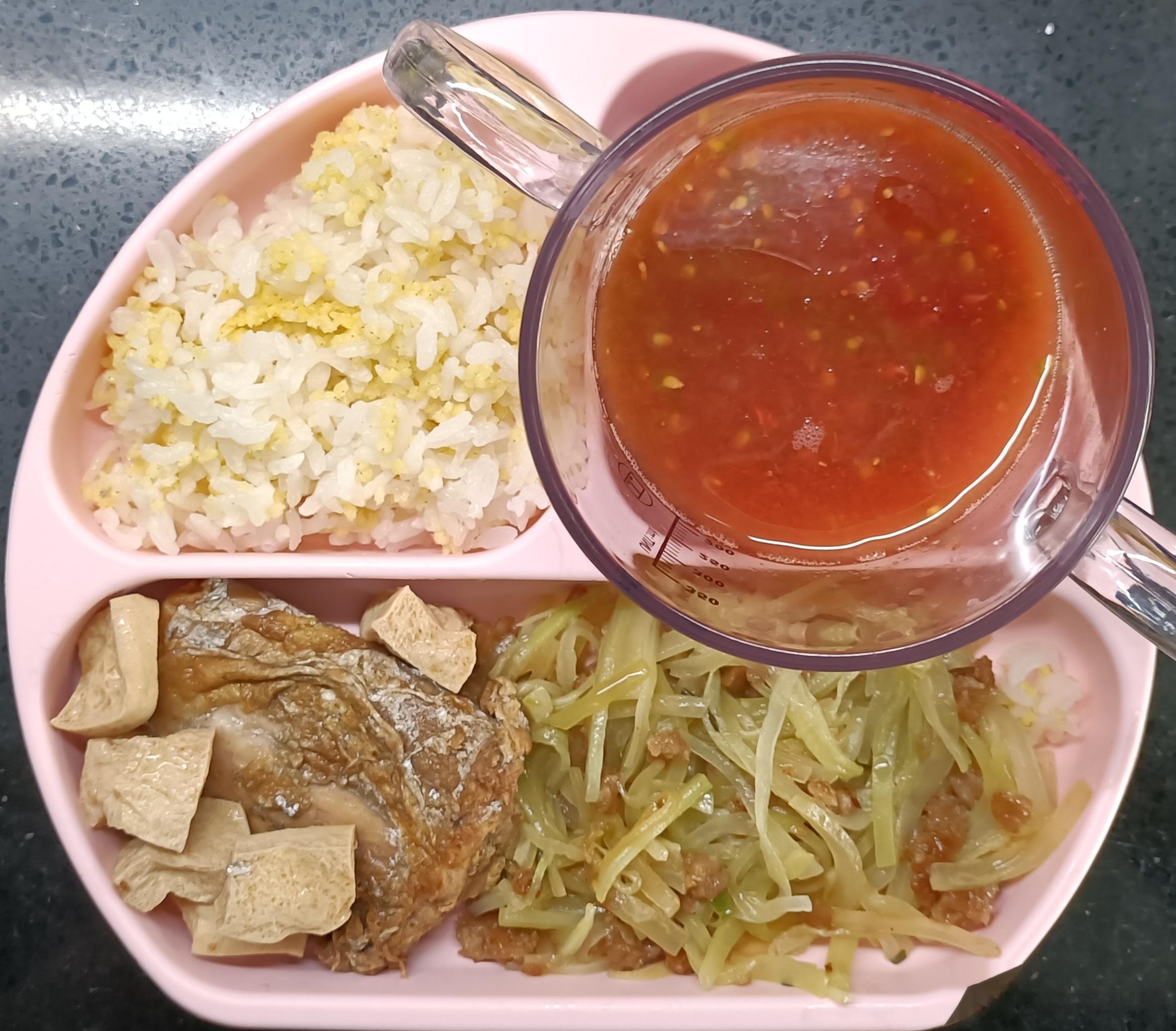 #糖糖的饭饭##科学育儿营养护航# 前天午餐：二米饭，肉沫肉末莴苣丝，带鱼豆腐；
