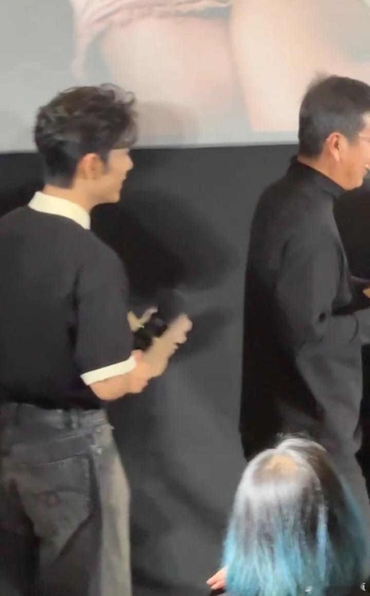 肖战来了！红毯上最亮的那颗星，与 《得闲谨制》导演默契十足，支持新片！肖战亮相北