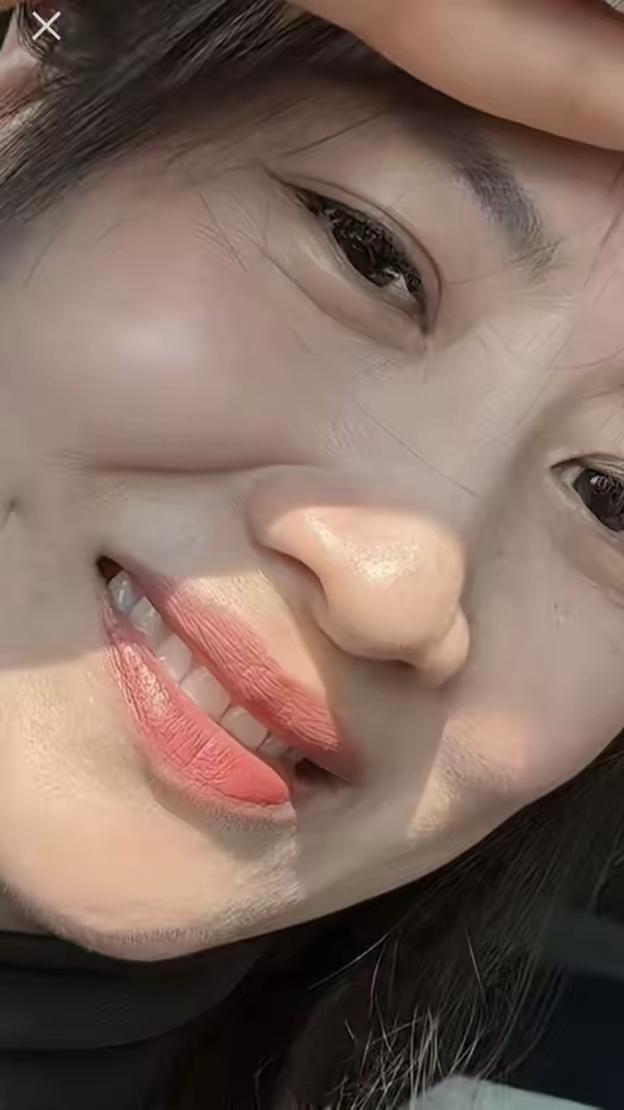 40岁，素颜怼脸拍，这皮肤状态如何？老不老?丑不丑?我想听实话！中年素颜照 柔光